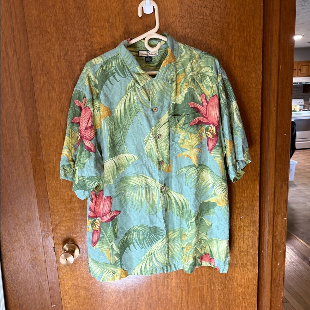 Tommy Bahama Green Floral Button Down Shirt made of 100%Silk